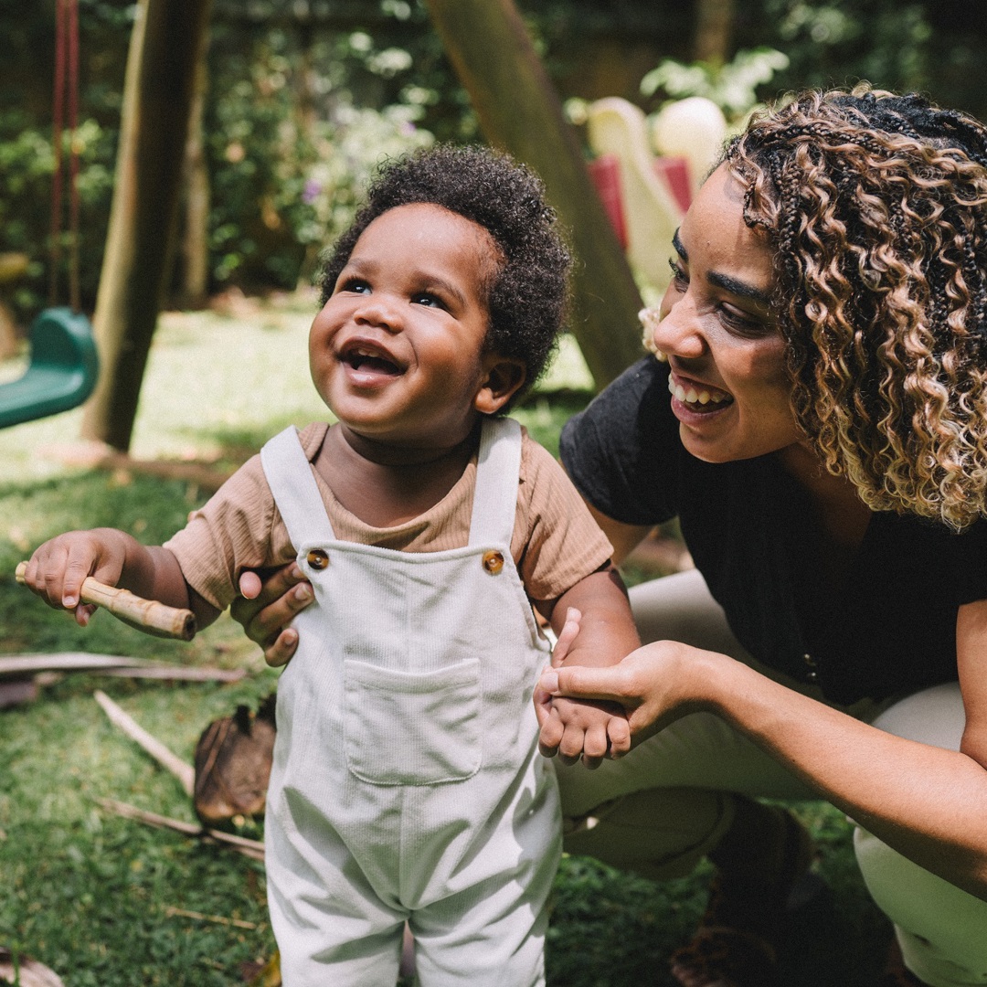 Banner Peuter Lente samen met mama buiten spelen