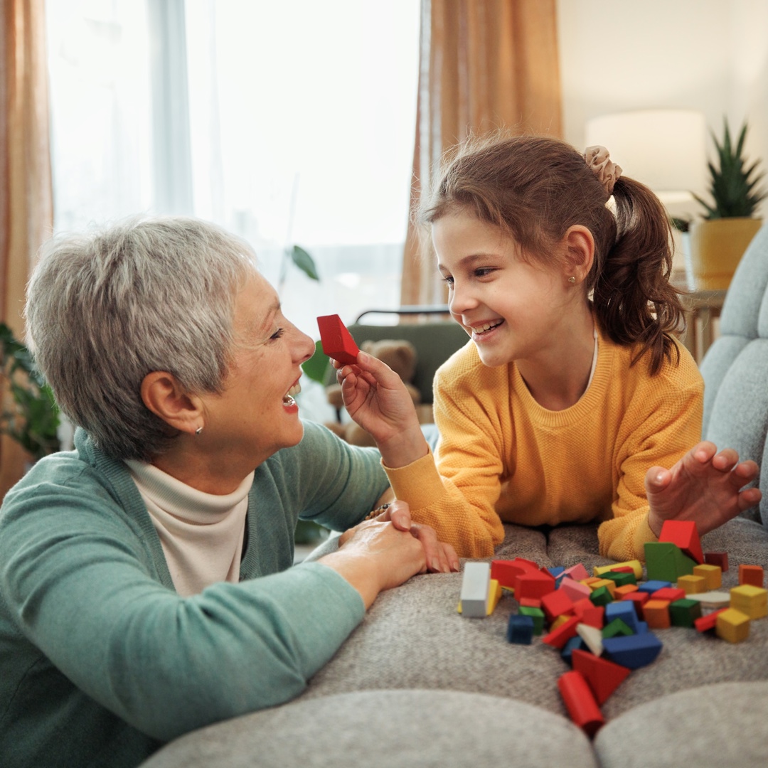 Oma Speelt Met Kleinkind Komt Logeren
