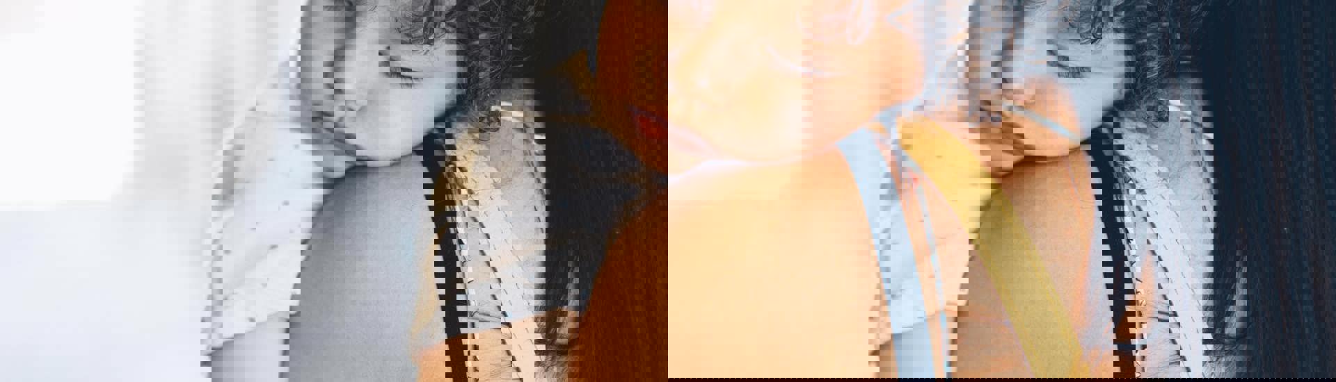 Moe kind bij mama: tips voor vermoeiende avondspits na school