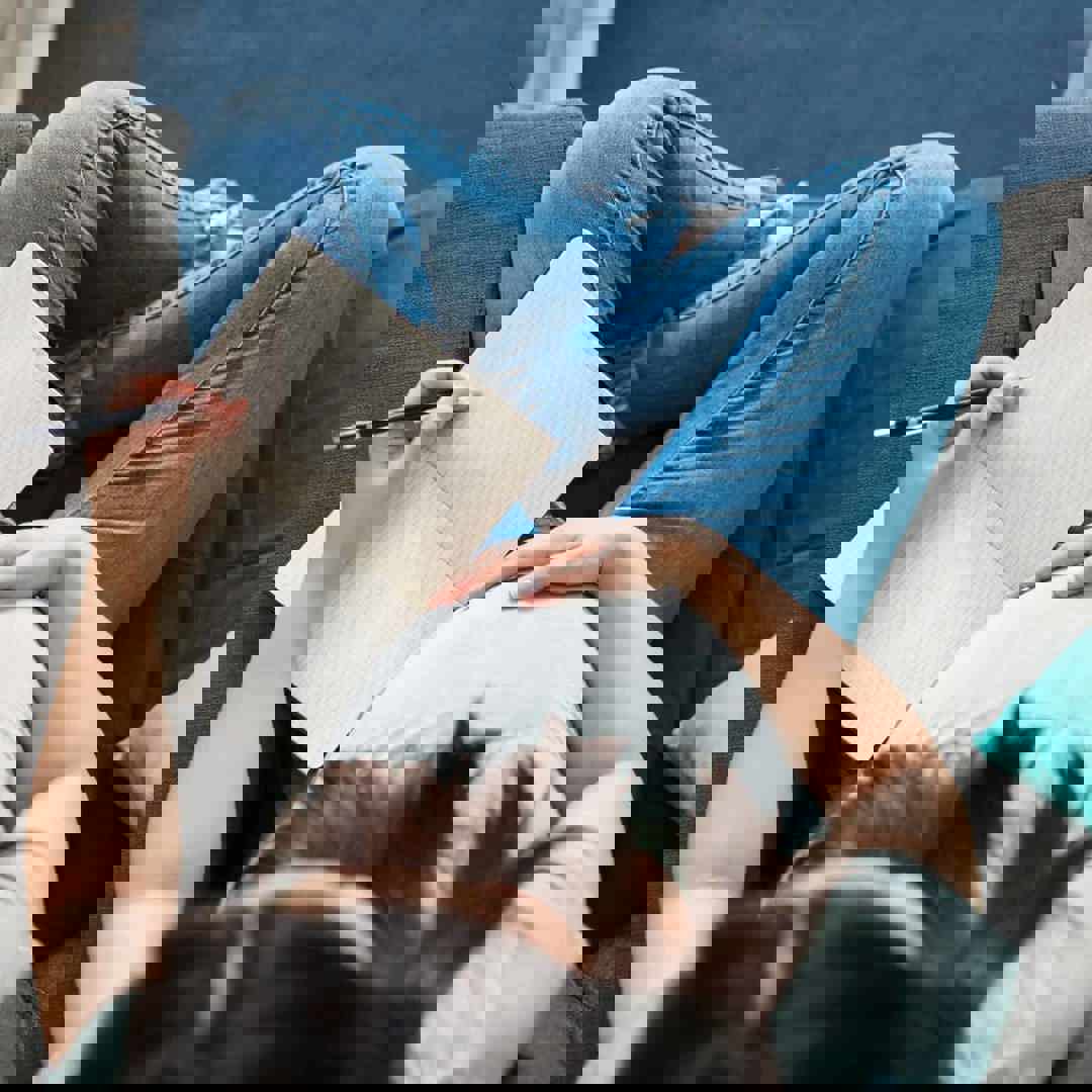 Zwangere vrouw maakt geboortechecklist