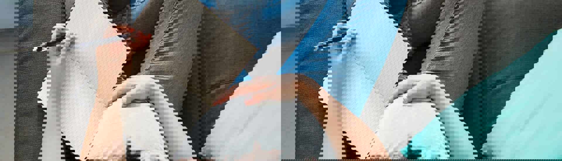 Zwangere vrouw maakt geboortechecklist