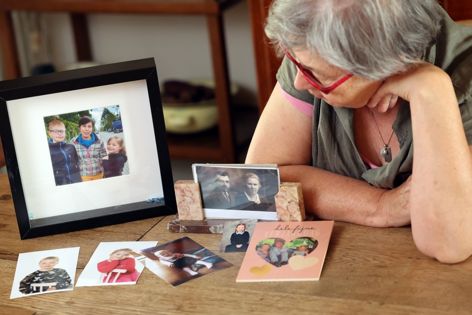 Oma Sylvia Vanden Heede met foto's en kaarten van kleinkinderen