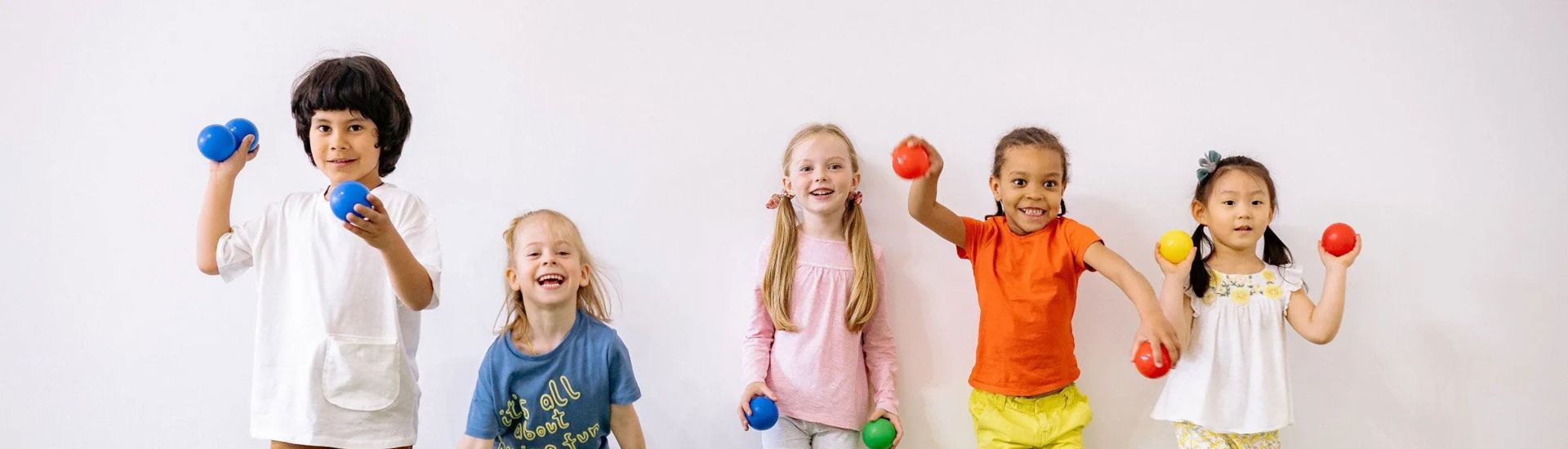 Kinderen gooien ballen in de buitenschoolse opvang