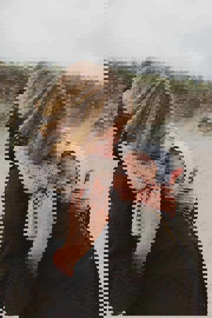 Baby Jutta in draagzak bij mama Annelies