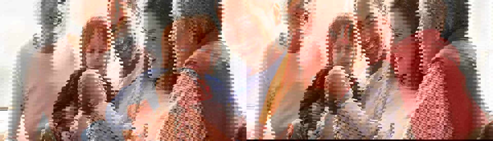 kleinkind met kersverse grootouder helpen bemoeien