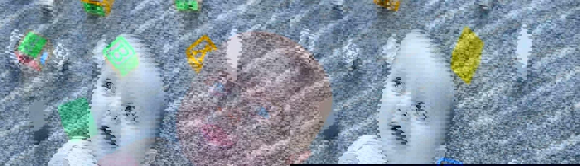 Baby ligt tussen blokken: over de kinderopvangtoeslag