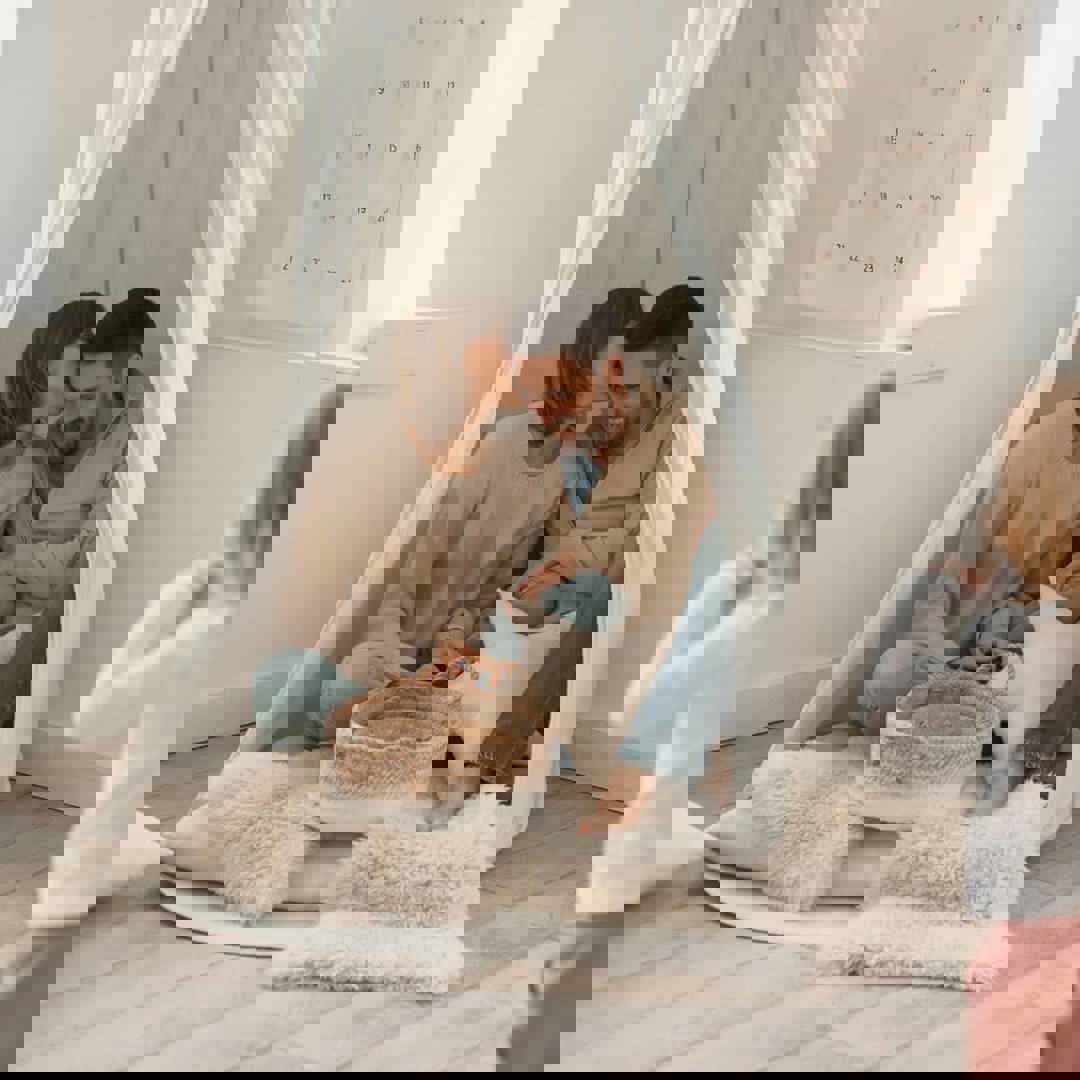 Ouders zitten even met twee in tentje in de woonkamer