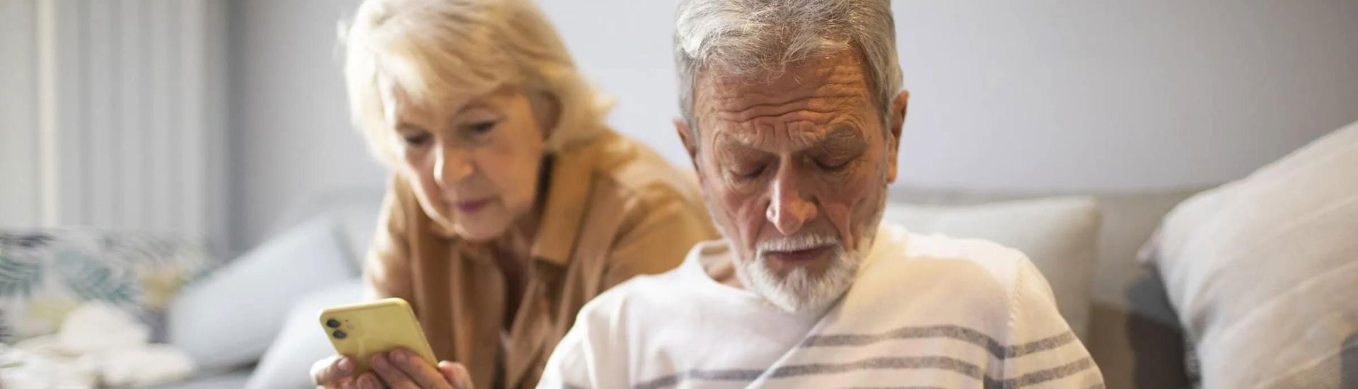 Gepensioneerden bekijken facturen: pensioenhervorming nodig 