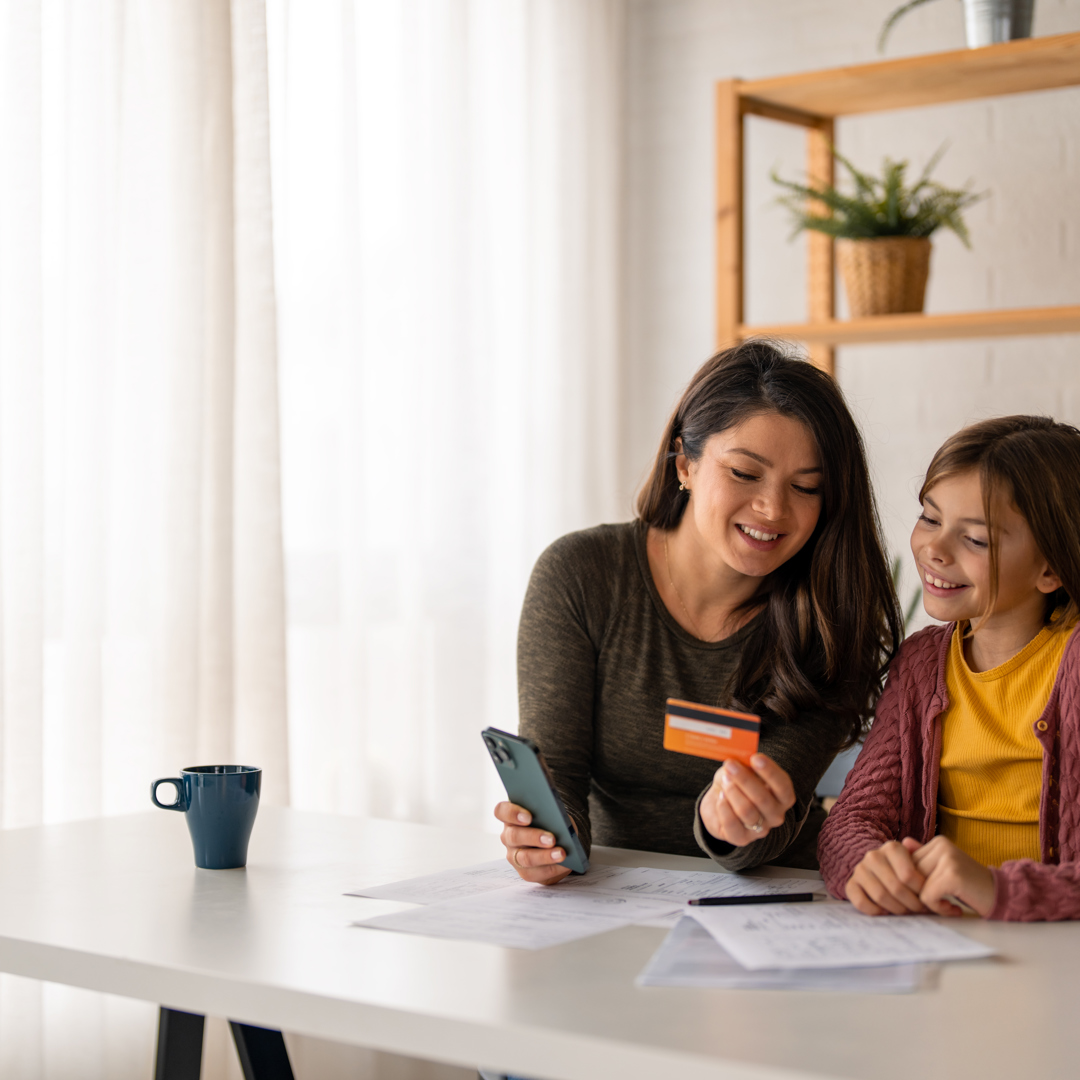 2025 04 24 Financieel Opvoeden webinar mama en kind met bankkaart