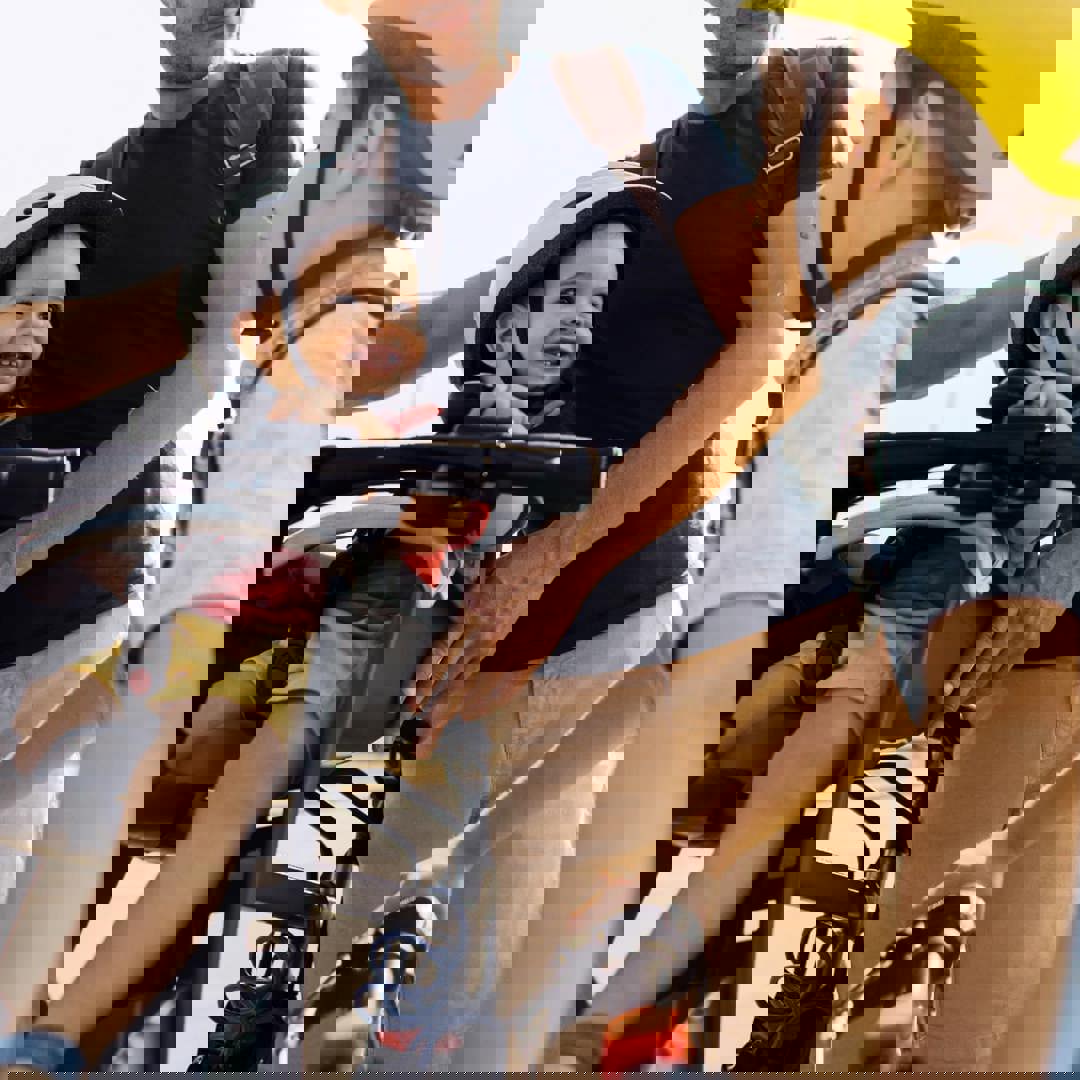 Papa en kleuters gaan met de fiets naar school: veilige start van het nieuwe schooljaar