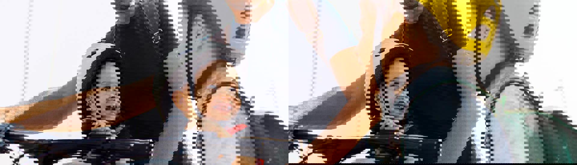 Papa en kleuters gaan met de fiets naar school: veilige start van het nieuwe schooljaar