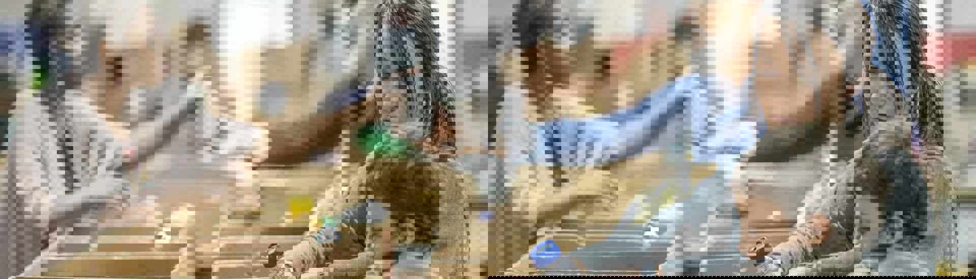 Kind helpt mee met vrijwilligerswerk