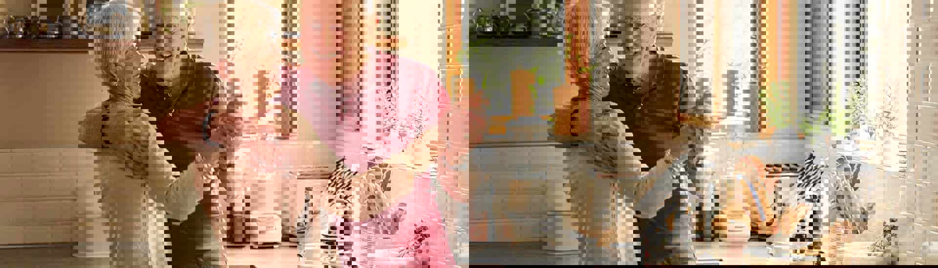 Koppel danst in keuken: liefde op leeftijd