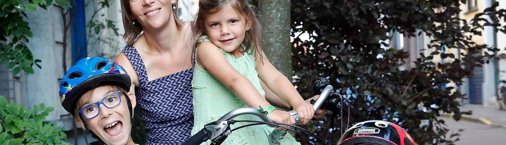 Jong gezin met kinderen zonder eigen auto