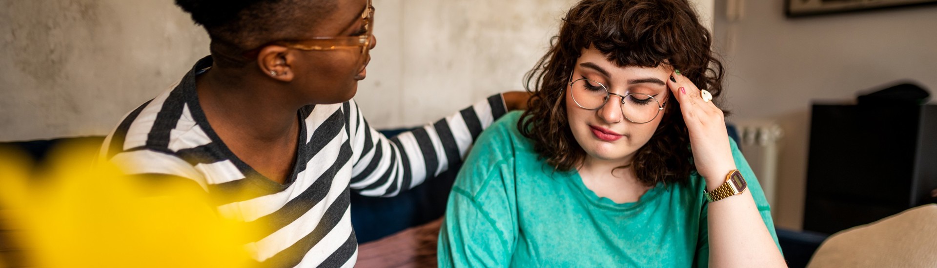 Slecht nieuws na een prenatale test - twee vrouwen troosten elkaar