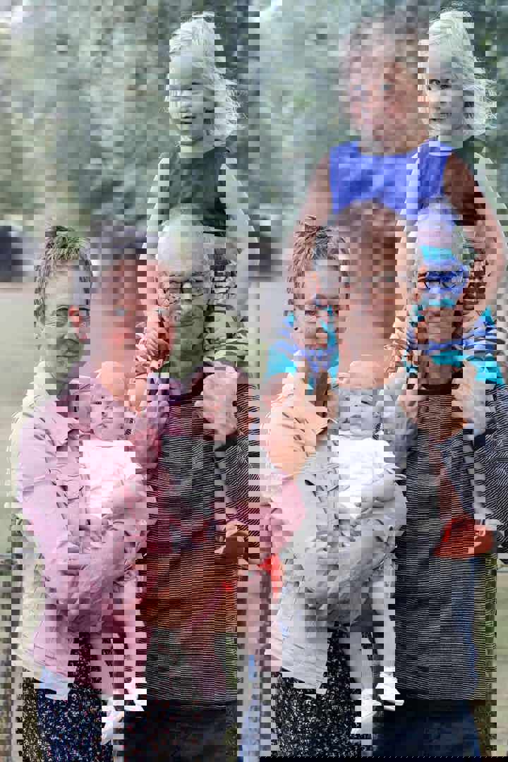 Oma Hilde met kleinkinderen en partner: over de sandwichgeneratie