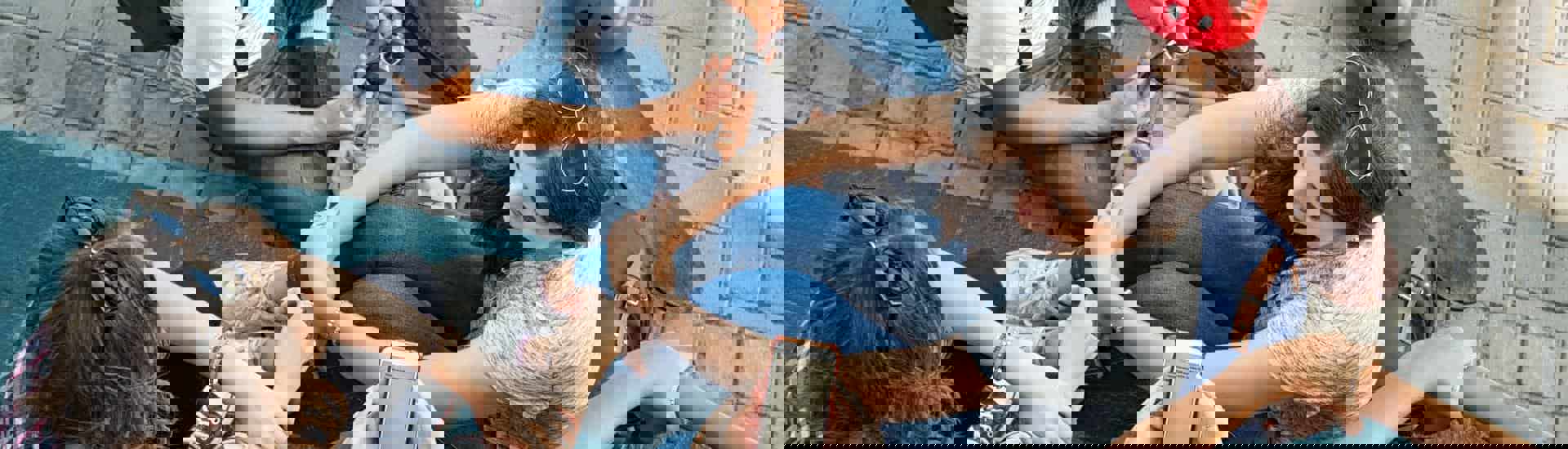 Puber zitten samen op sociale media