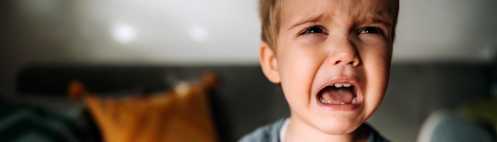 Huilende ongelukkige peuter: kinderen helpen om over hun gevoelens te praten