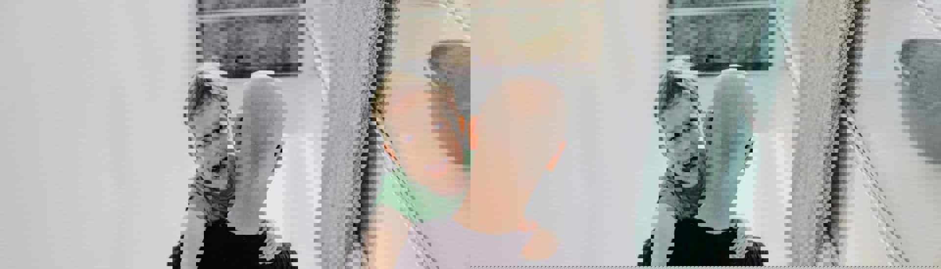 Ouder en kind op trap: over hoogsensitief ouderschap