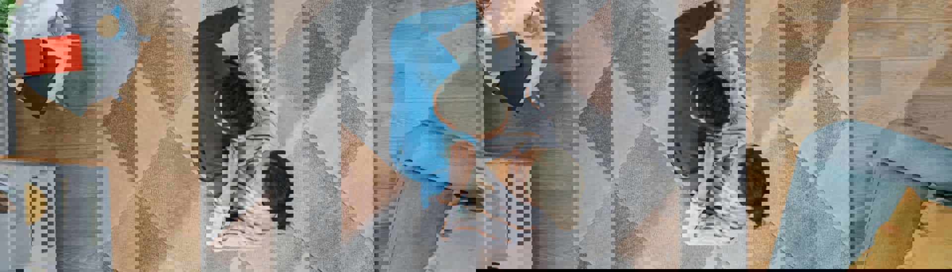 Thuis date: koppel danst in woonkamer