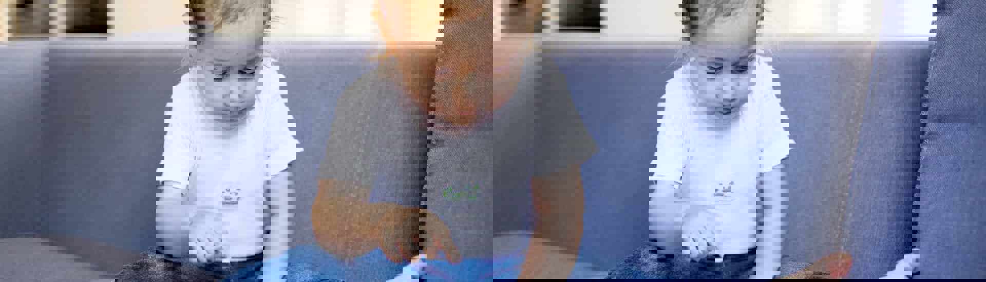 Peuter speelt op tablet: zo bepaal je de schermtijd