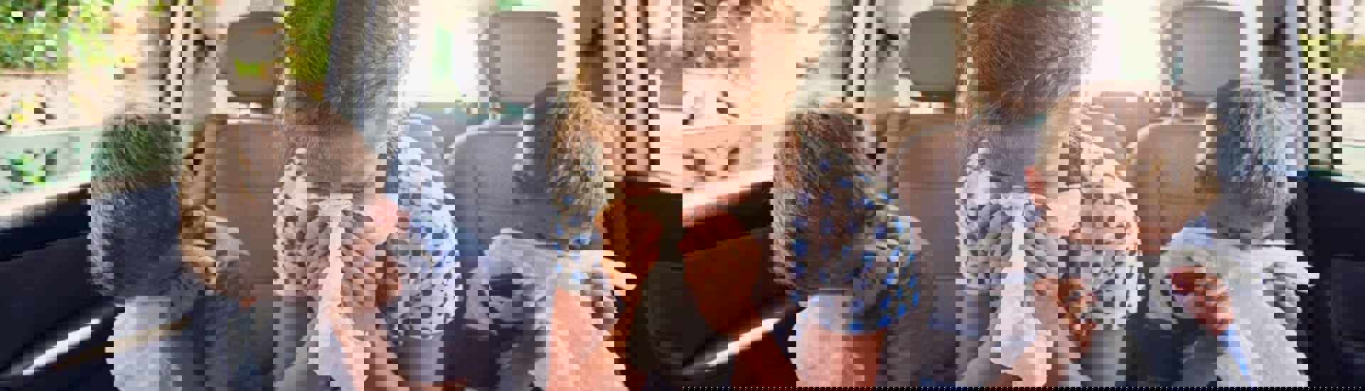 Kinderen in auto zijn wagenziek