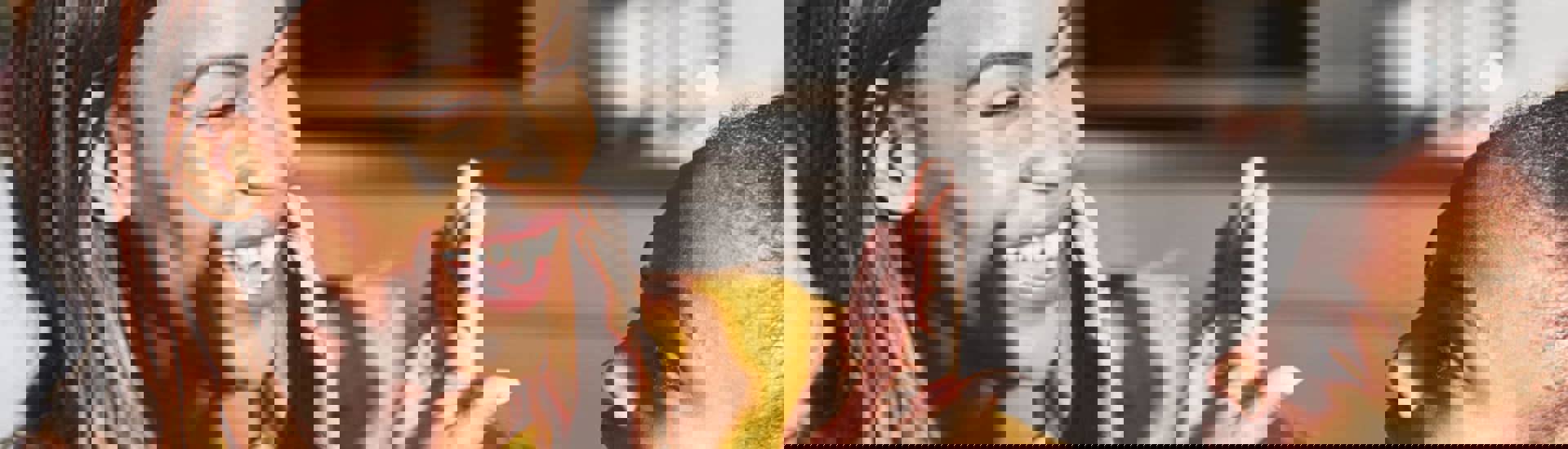 Mama en kind geven high five bij goed rapport