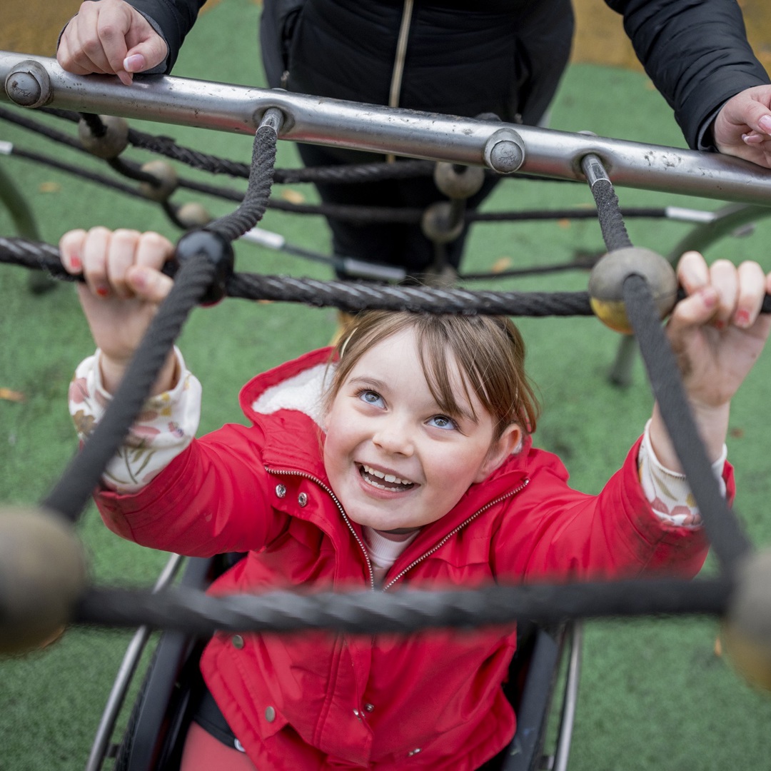 Banner School Lente kind buiten op klimtoestel