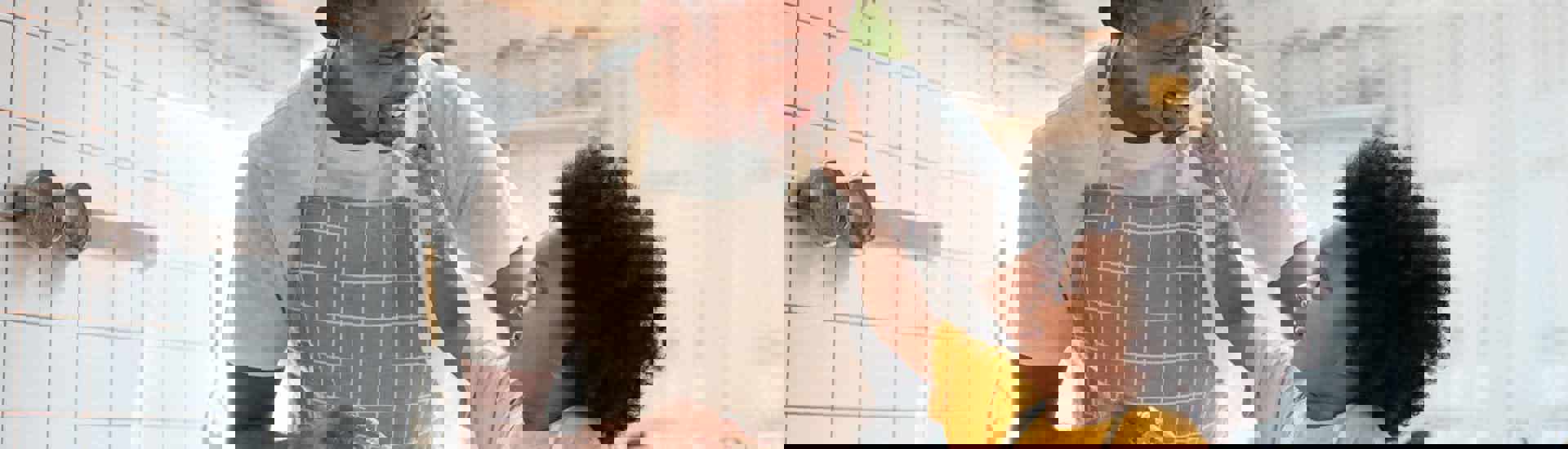 Papa met kind in keuken: Tijdskrediet of ouderschapsverlof