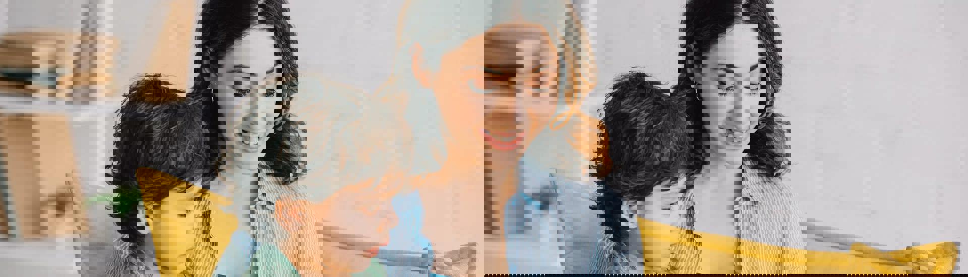 Mama en zoon lezen een kinderboek met diversiteit