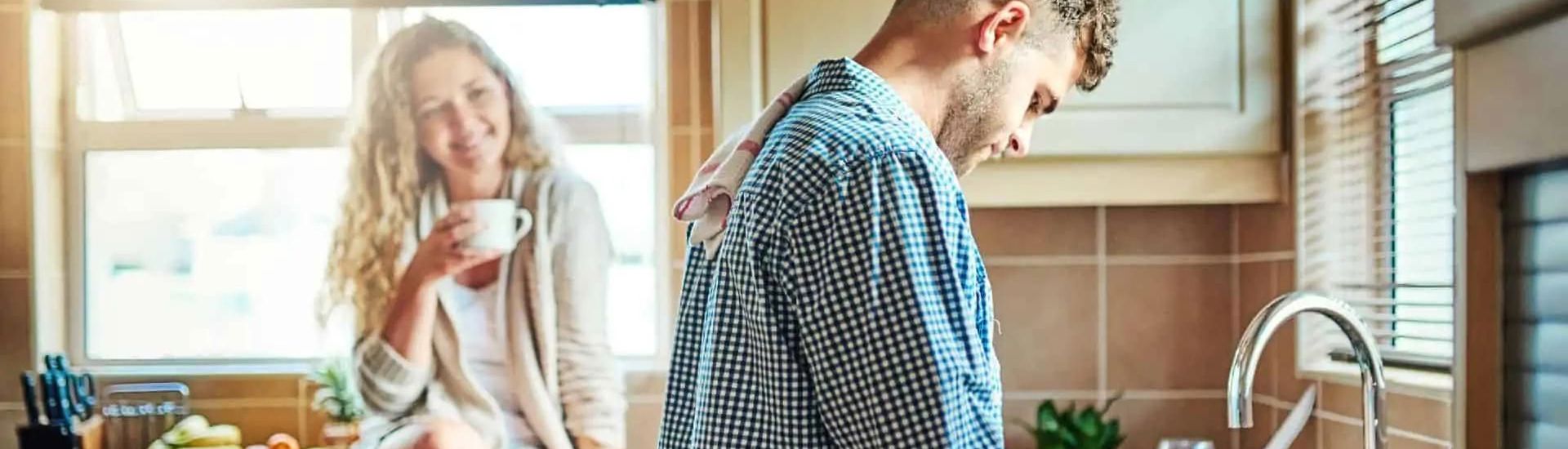 Koppel doet afwas: huishoudelijke taken in relatie