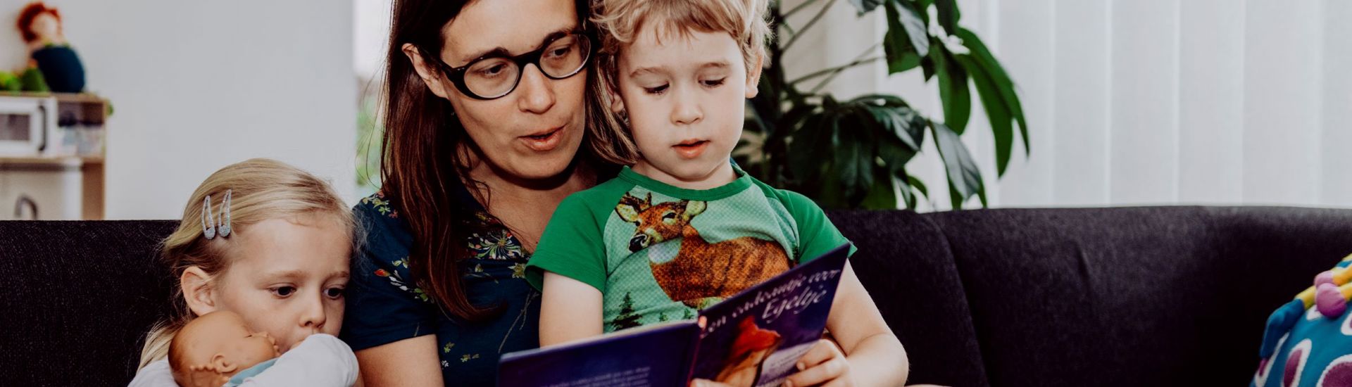 Mama Leest Voor Aan Kinderen Leren Lezen Voorlezen prille lezers