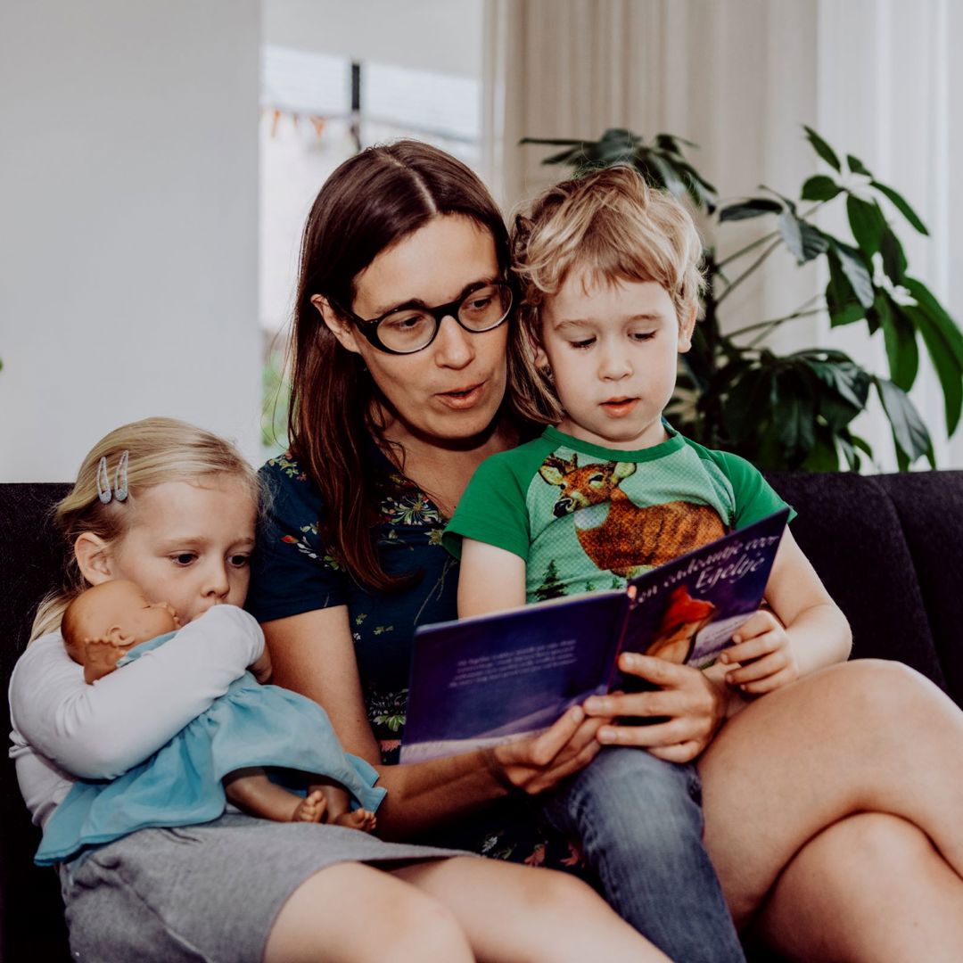 Mama Leest Voor Aan Kinderen Leren Lezen Voorlezen prille lezers