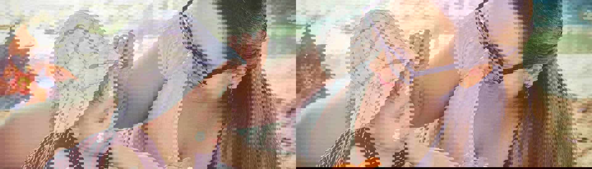 Mama smeert kind in met zonnecrème als bescherming tegen de zon