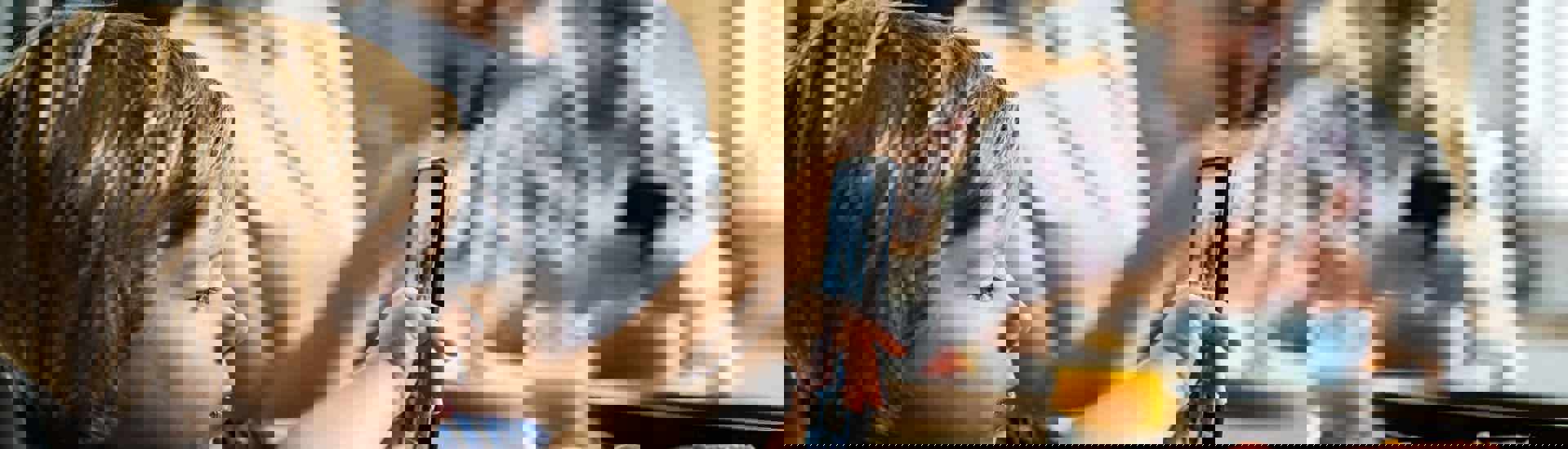 Kind op gsm aan tafel: Schermtijd tijdens het eten