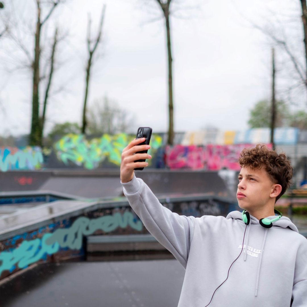 Tiener Sociale Media Jongen Neemt Selfie