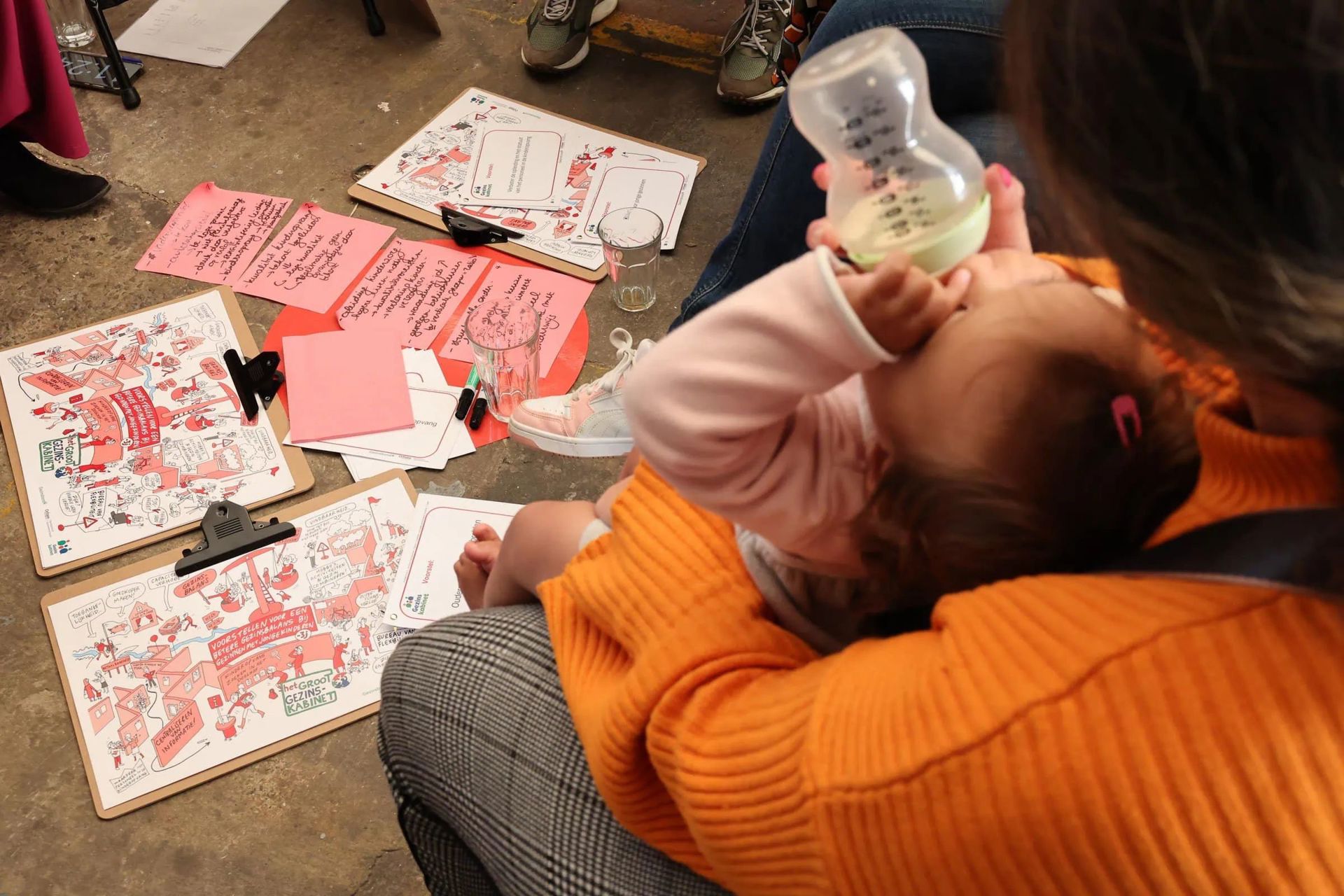 Baby drinkt fles: Groot Gezinskabinet