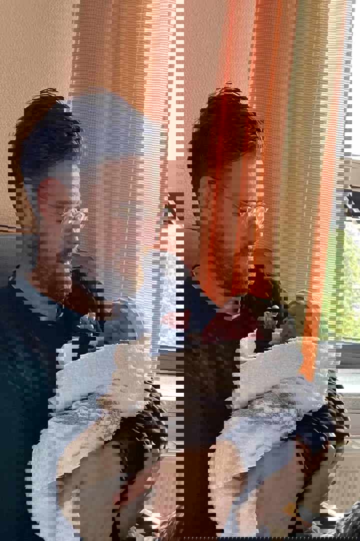 Papa Christophe met pasgeboren dochter