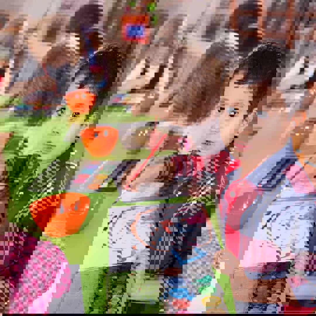 Kleuter tekent: voorbereiden op school