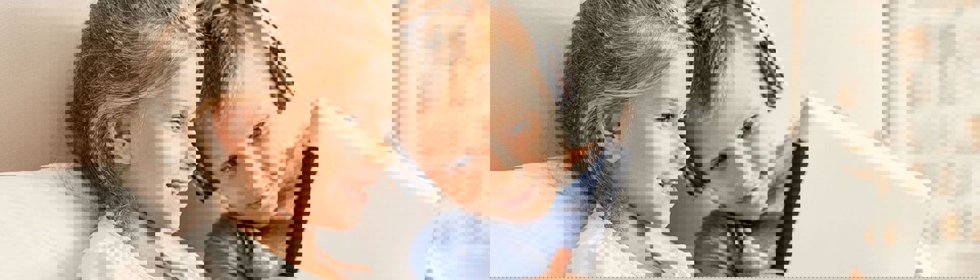 Jonge kinderen spelen op tablet: zo bescherm je de privacy van je kind