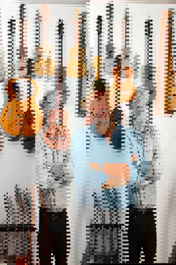 Muzikale opa Jan De Smet met muziekinstrumenten