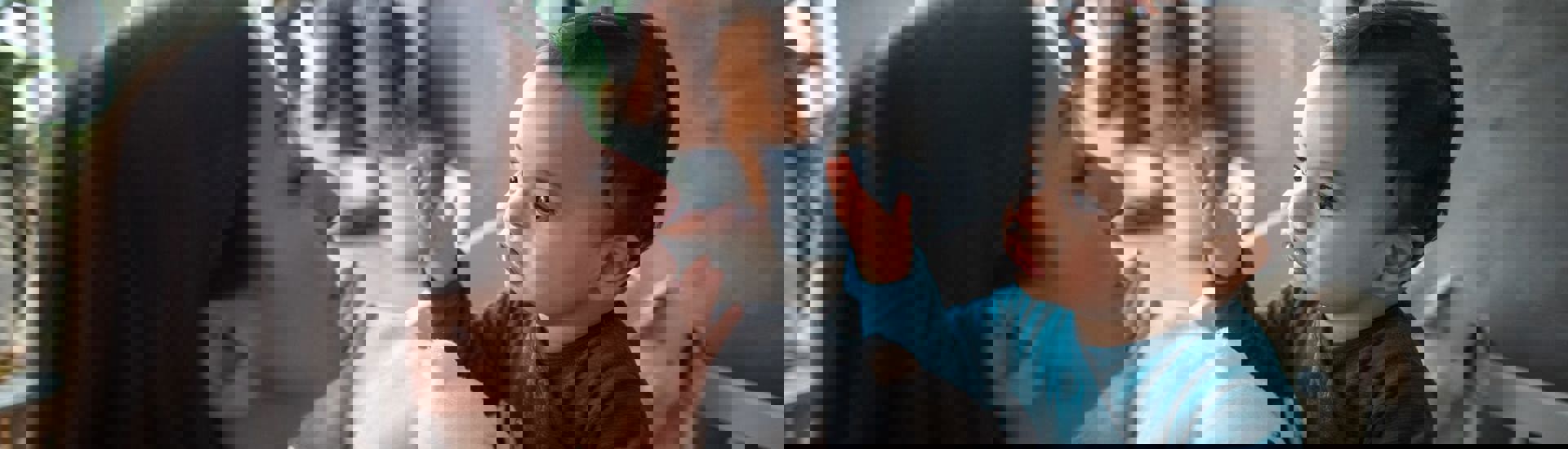 Mama en baby praten met elkaar