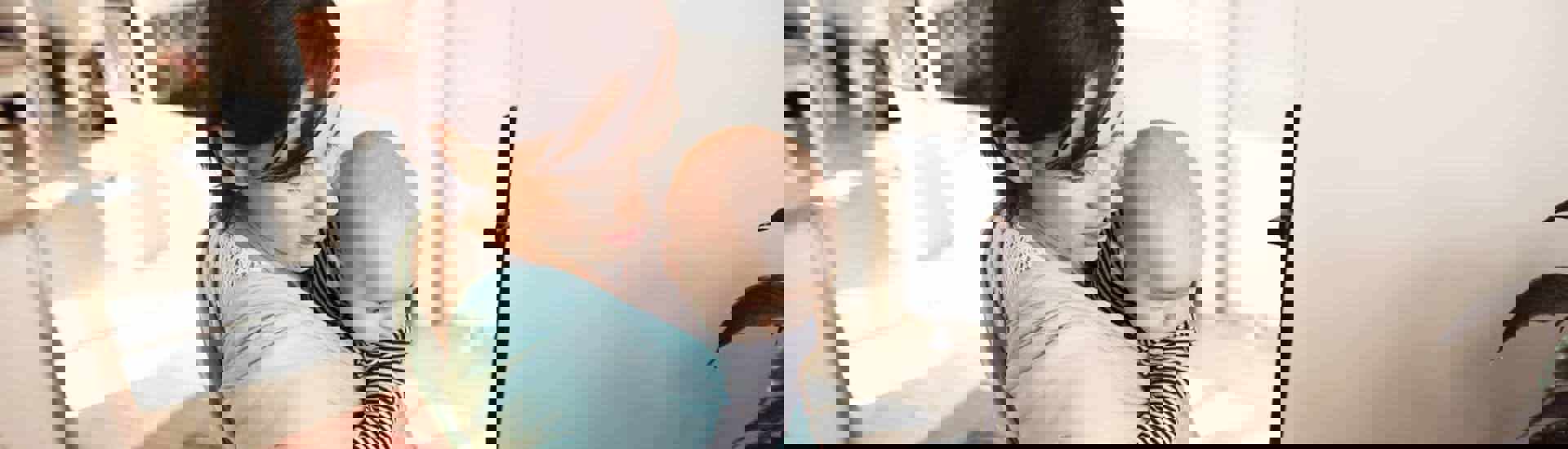 Mama met baby wast af: zo kan je prioriteiten stellen als ouder