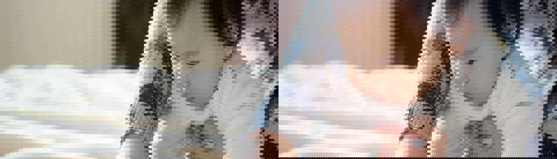 Ouder leest boek voor baby