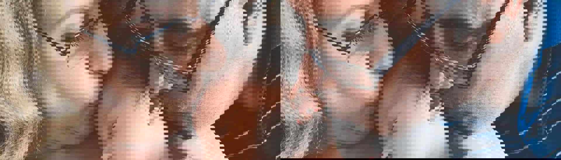 Grootouders kussen kleinkind