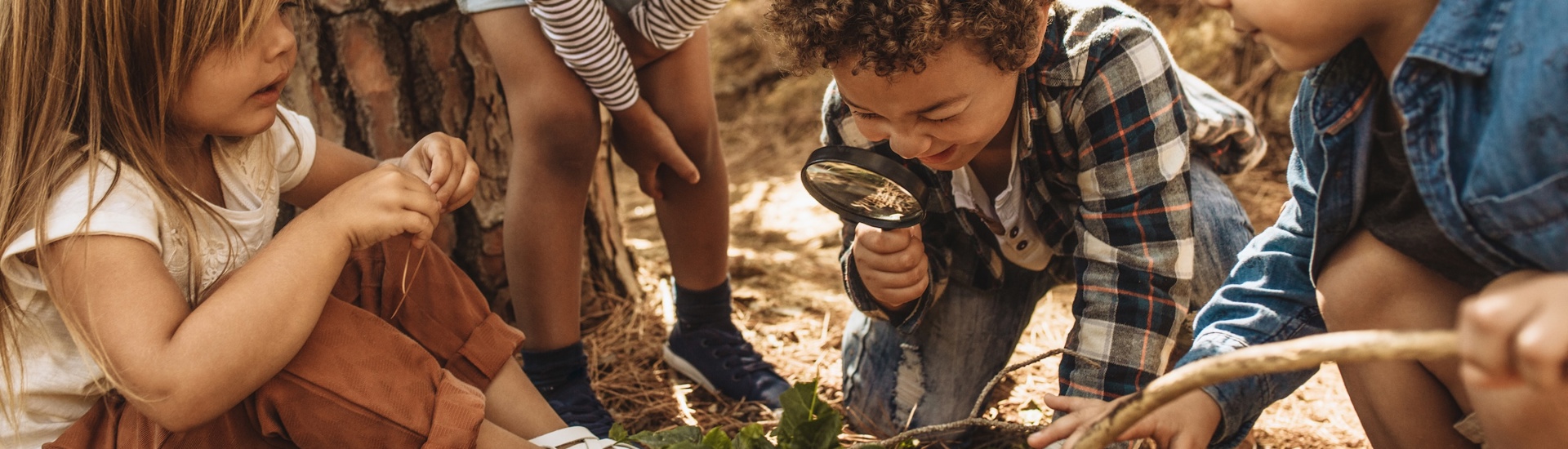 Kinderen spelen in de natuur: zo krijg je ze naar buiten