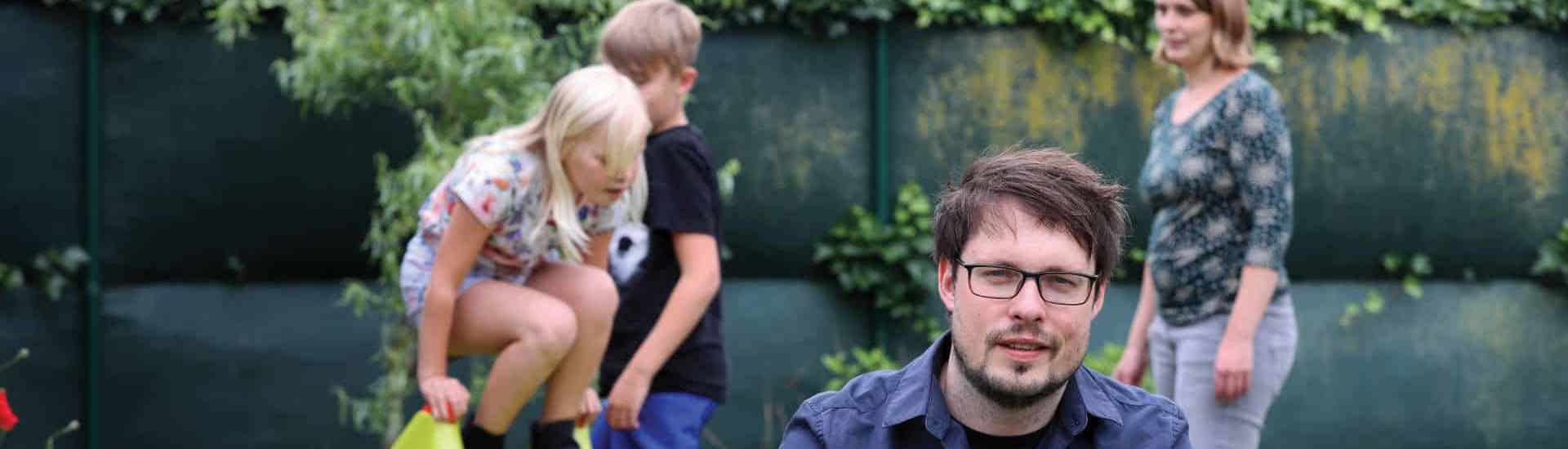 Familie samen in de tuin: kinderen verschillend opvoeden?