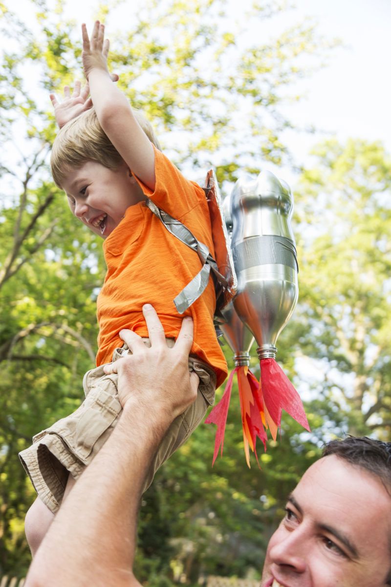 Papa steekt kind met oranje t-shirt omhoog - lidmaatschap aan verminderd tarief
