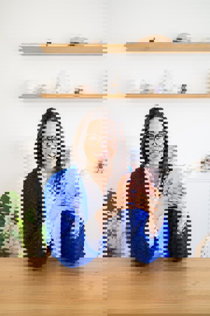 Vrouw met spaarvarken: tips van budgetcoach Djennah Van Nieuwenhove voor je gezisnbudget