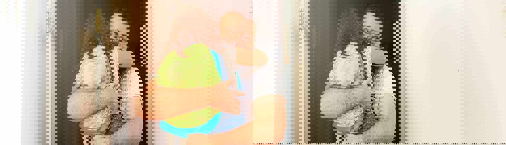 Verblijfsregeling: kind knuffelt papa bij wisseldag